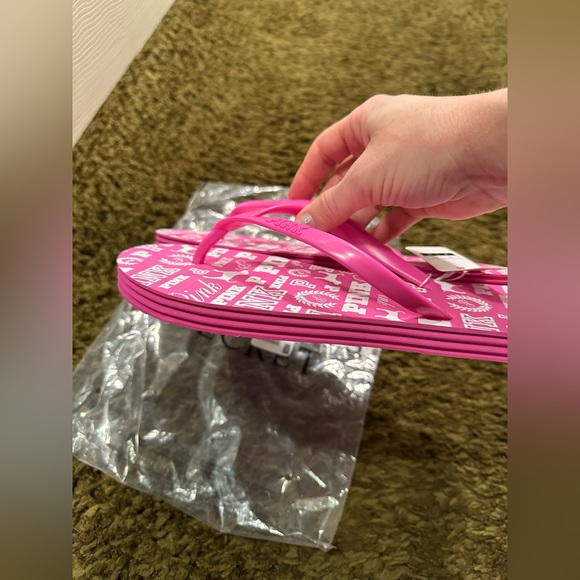 NWT Women’s Victoria Secret PINK Flip Flops with Logo Design Size 8 - Picture 2 of 5